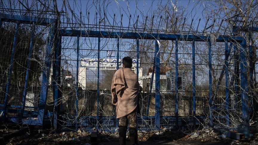   طالبو اللجوء يرنون للمستقبل من وراء الأسلاك الشائكة اليونانية