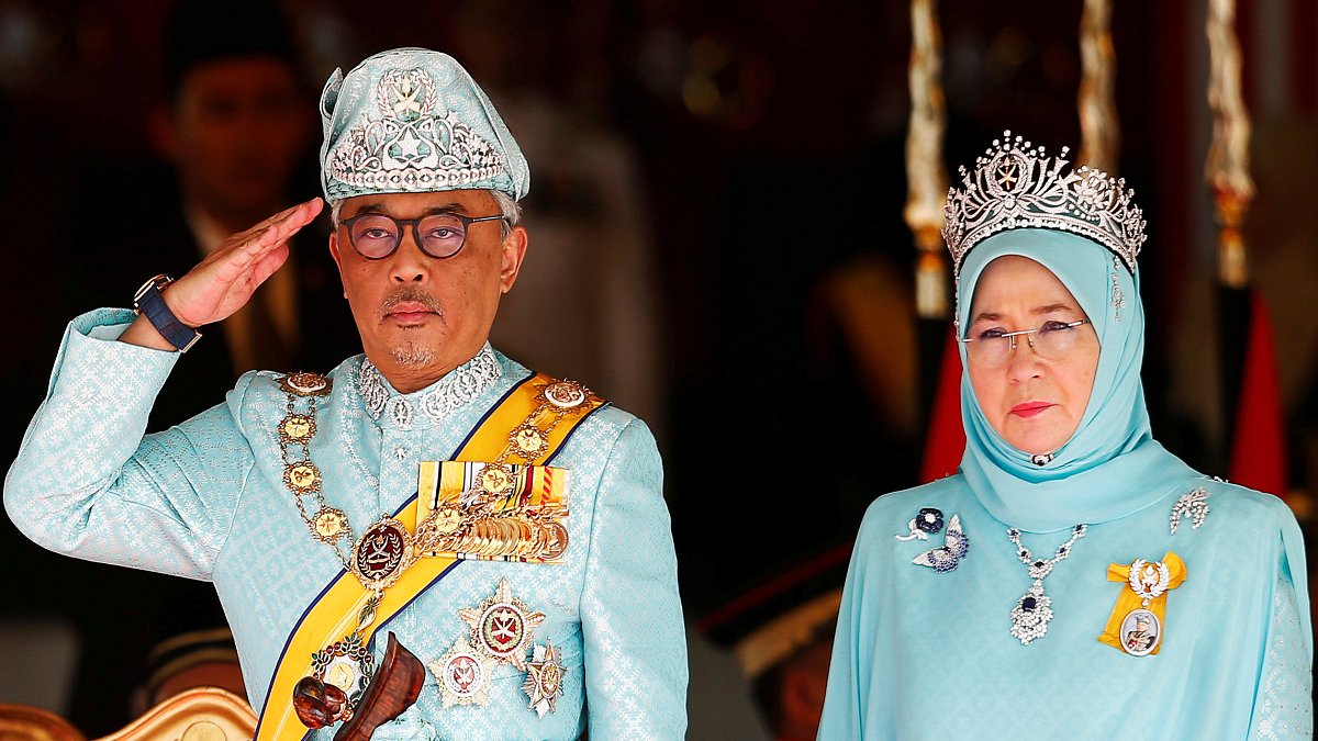 ملك ماليزيا وزوجته بالحجر الصحي بعد اصابة سبعة بالقصر   