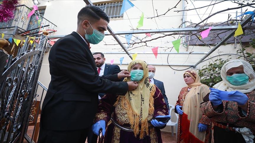من خلف "كمامة".. زغاريد فلسطينية تعلو بمنزل العريس