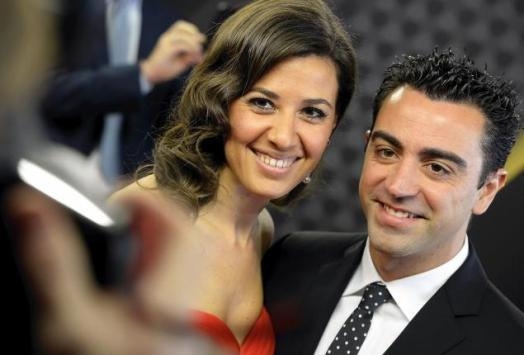 تشافي وزوجته يتبرعان بمليون يورو لمستشفى في برشلونة  