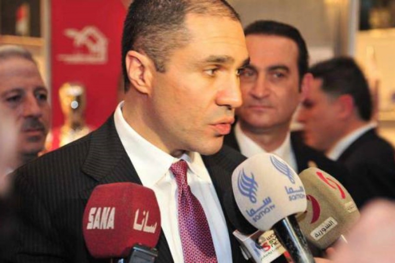 مسؤول مقرب من الأسد يتنبأ بانهيار الاقتصاد في مناطق النظام