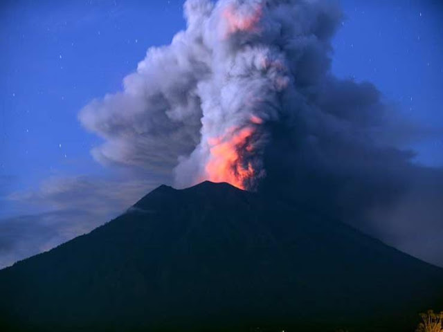 ثوران بركان "اناك كراكاتو" في إندونيسيا بثالث اعلى مستوى 