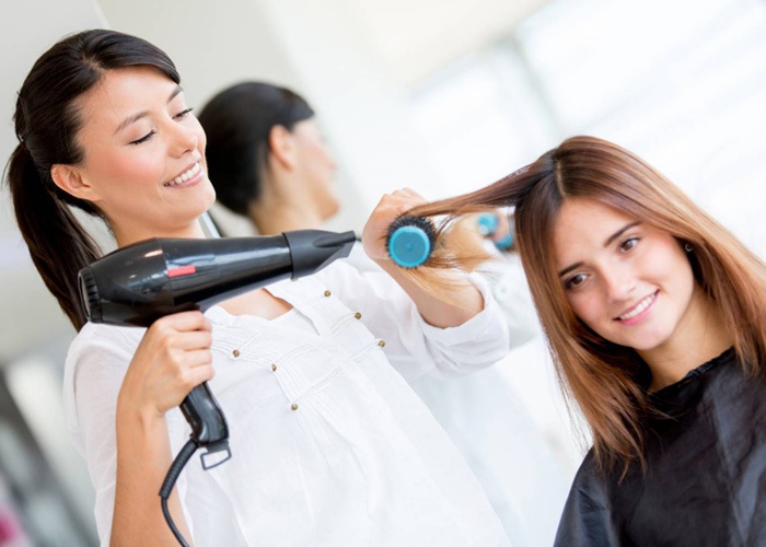 بولندا اعادت فتح المطاعم والحانات وصالونات الحلاقة