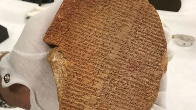 لوح يحمل نصا من ملحمة جلجامش موضع معركة قانونية في امريكا