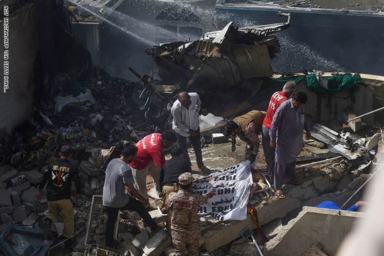 نجاة شخصين فقط ومقتل 97 في تحطم الطائرة الباكستانية المنكوبة
