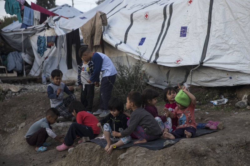 شجار الأطفال يفجر أزمة ظروف الإقامة بمخيم للاجئين في اليونان