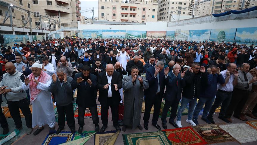 متجاهلين الحظر.. فلسطينيو الضفة يؤدون صلاة العيد حشودًا