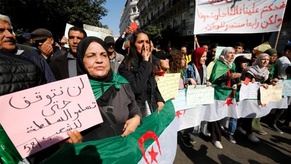 الجزائر تستدعي سفيرها لدى فرنسا على خلفية بث وثائقي عن الحراك  