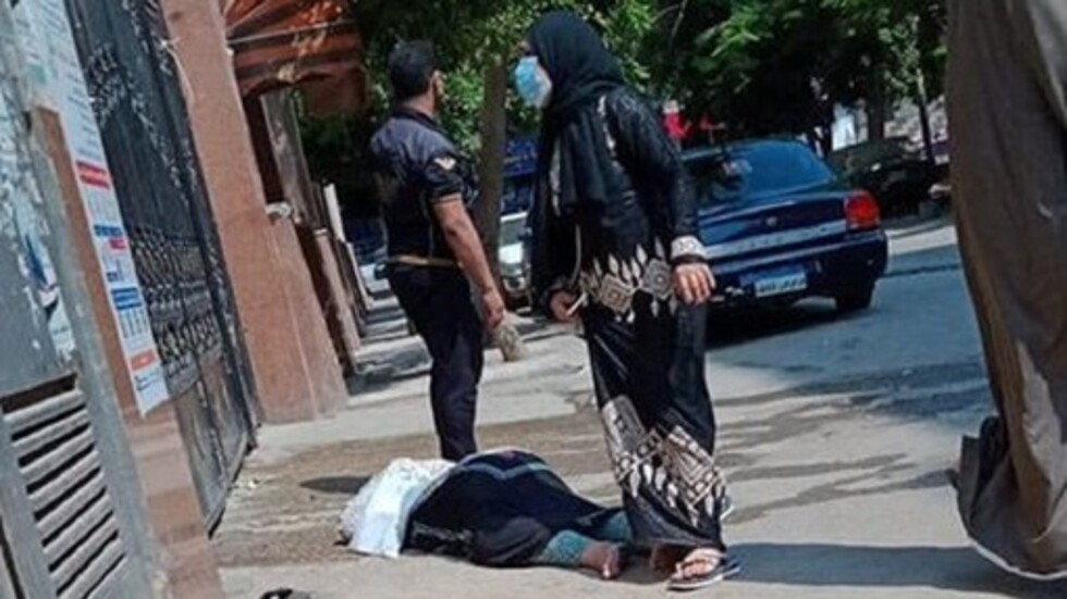 مصر.. فيديو لامرأة مصابة بفيروس كورونا ملقاة في الشارع