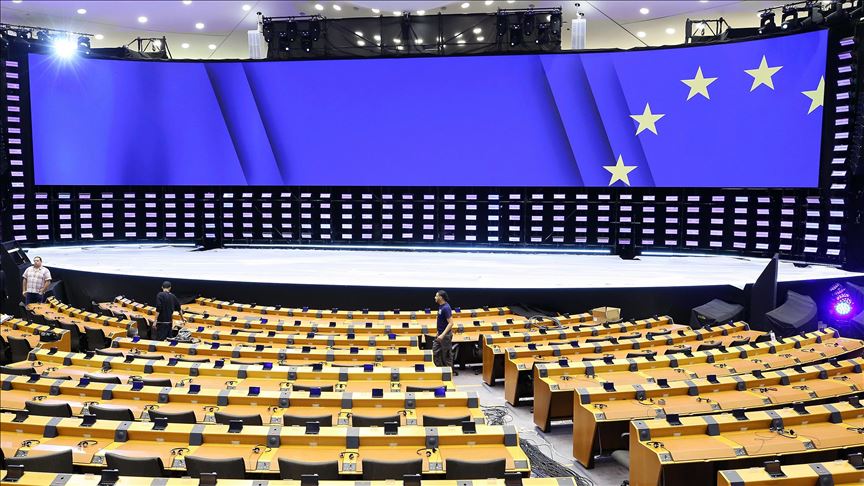 آثار فيروس كورونا تظهر على خشبة المسرح الأوروبي