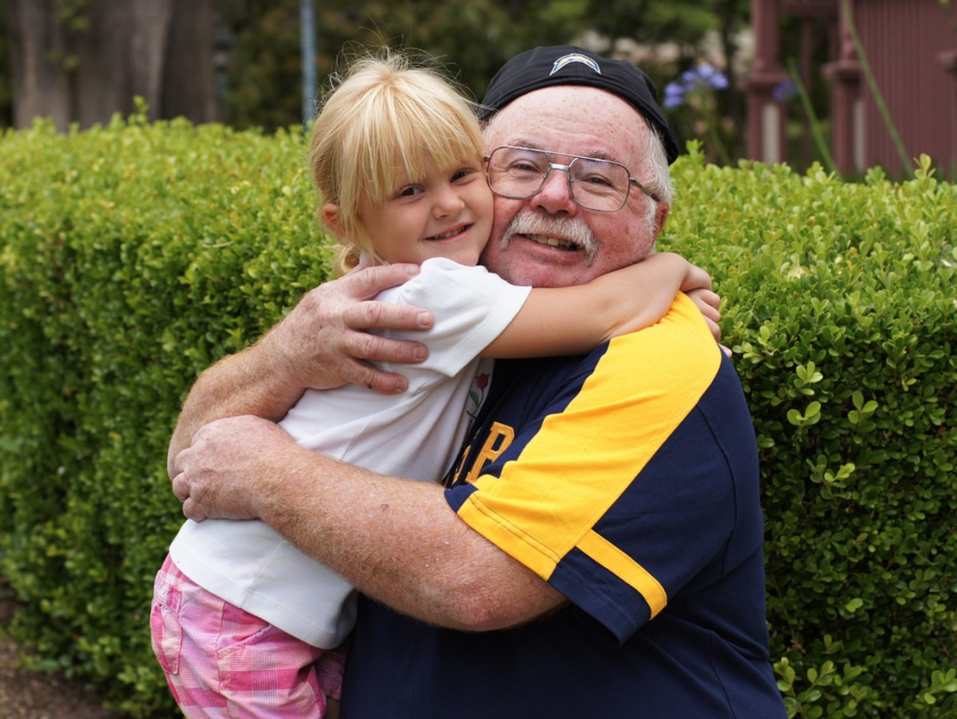 كورونا ..إنجلترا تسمح بالقبله و العناق في اطار الفقاعات الاجتماعية كورونا ..إنجلترا تسمح بالقبله و العناق في اطار الفقاعات الاجتماعية