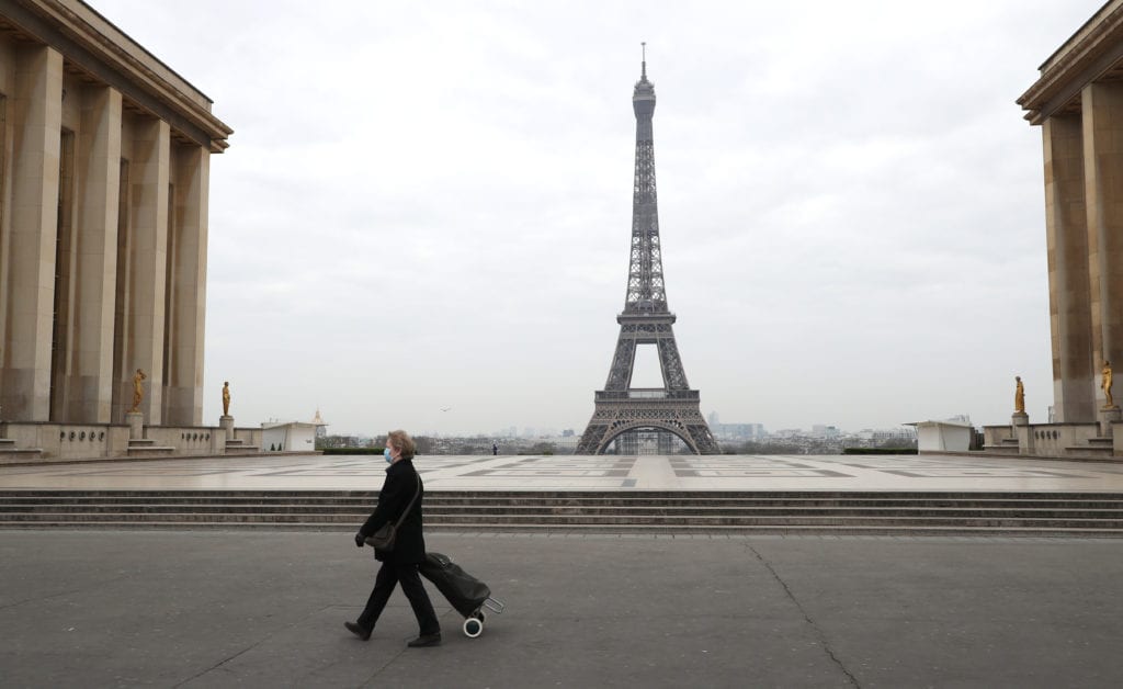المناطق السياحية في باريس... محال خاوية وآمال بعودة الحركة