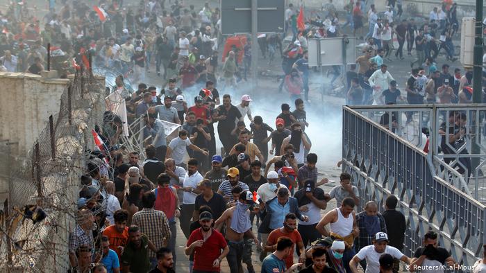 المئات يتظاهرون وسط بغداد احتجاجا على سوء الخدمات
