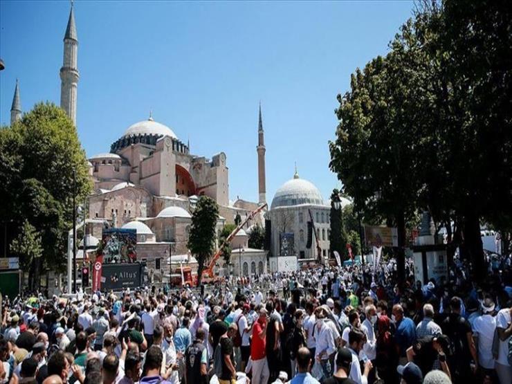آلاف المصلين يؤدون أول صلاة جمعة في مسجد "آيا صوفيا"  