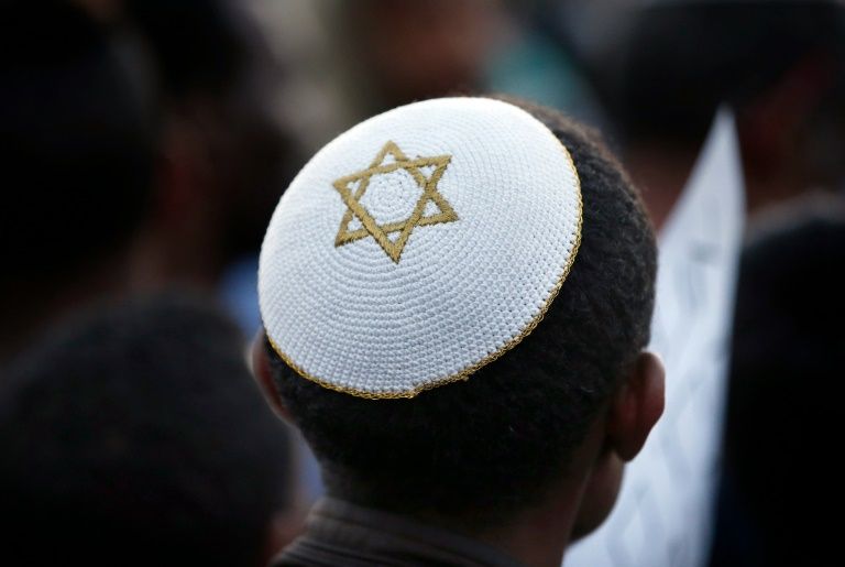حاخام يخفي القلنسوة اليهودية بعد تعرضه لهجوم من معاد للسامية  