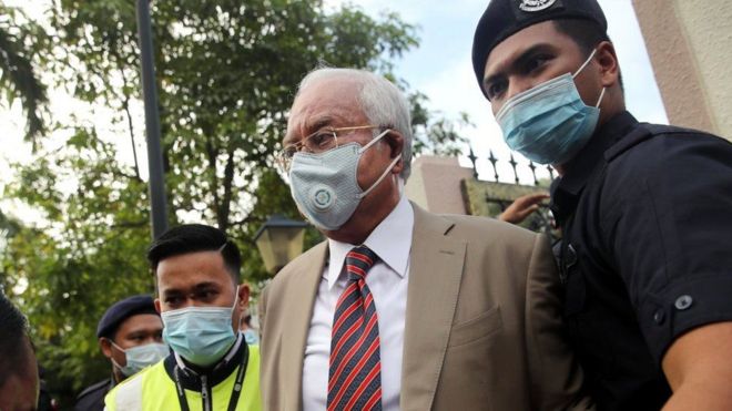 المحكمة العليا في ماليزيا تدين رئيس الوزراء السابق بالفساد