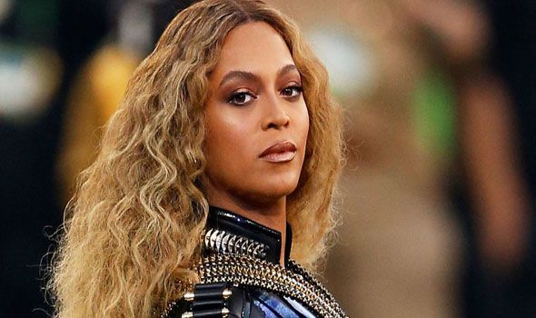 بيونسيه بفستان من تصميم سعودي بيونسيه بفستان من تصميم سعودي