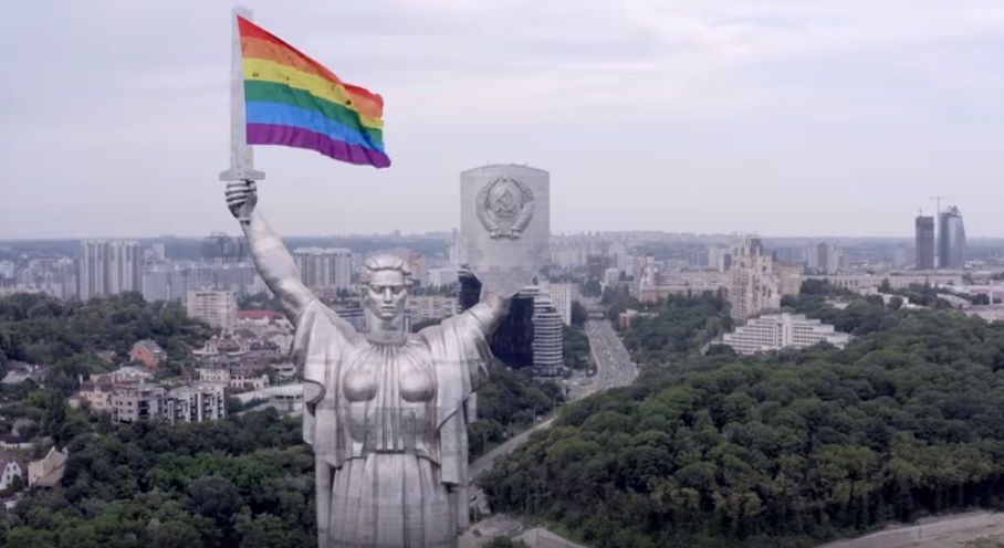 بولندا تعتقل اثنين من المثليين لرفع أعلام قوس قزح على معالم أثرية