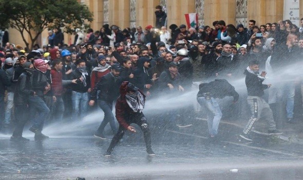  لبنان : اقتحام  وزارتي الأشغال والمهجرين والجيش يحذر 