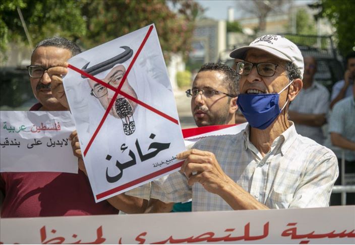 تونسيون يحتجون أمام سفارة الإمارات تنديدا بالتطبيع