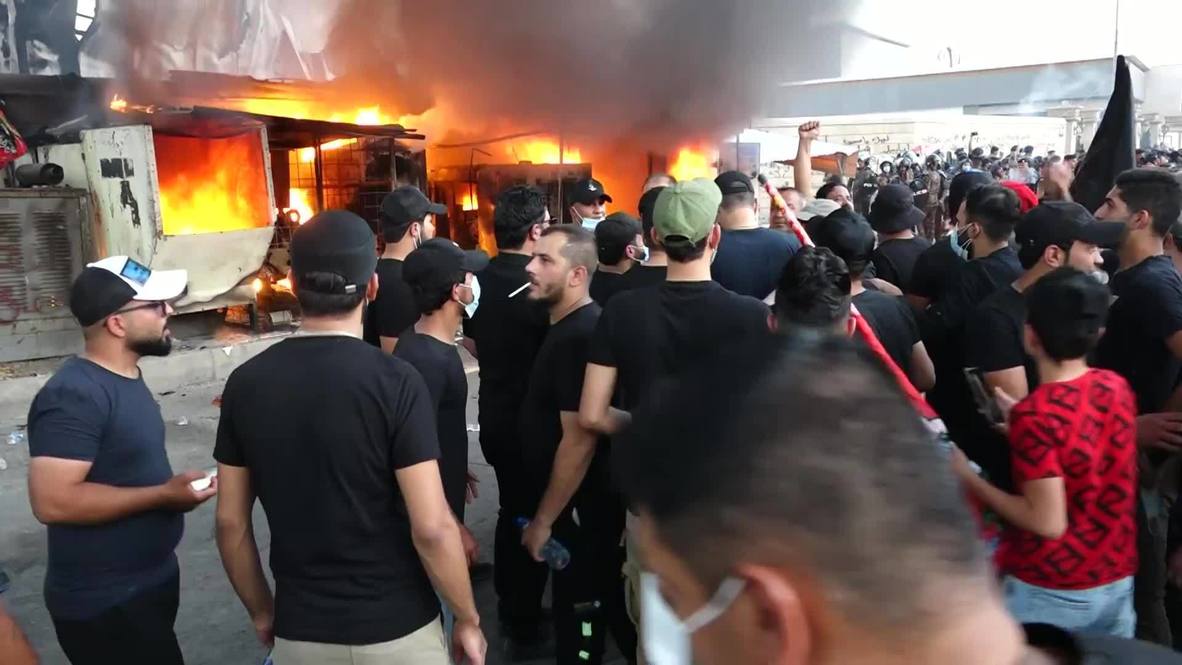 متظاهرون يحرقون مقر قناة عراقية لتعمدها الإساءة لذكرى عاشوراء
