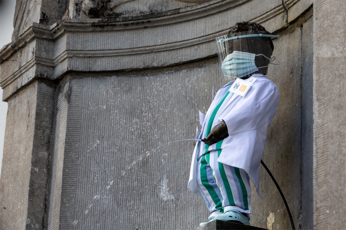 تمثال مانيكن بيس فى بروكسل يتزين تكريما للأطباء