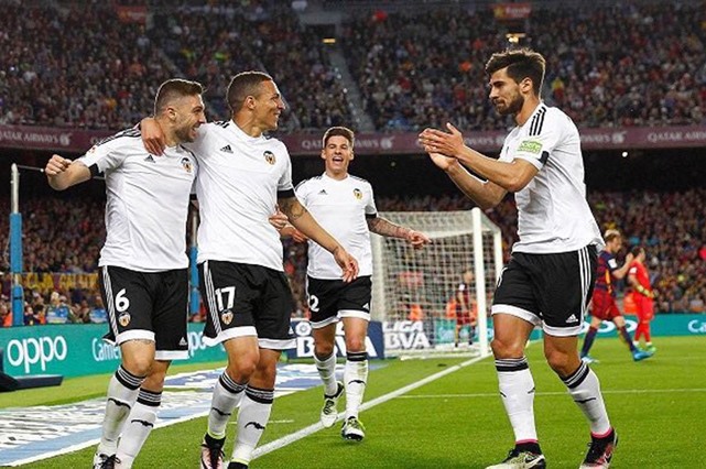 بلنسية المتأزم يجتذب الأضواء بديربي مثير في افتتاح الدوري الإسباني بلنسية المتأزم يجتذب الأضواء بديربي مثير في افتتاح الدوري الإسباني