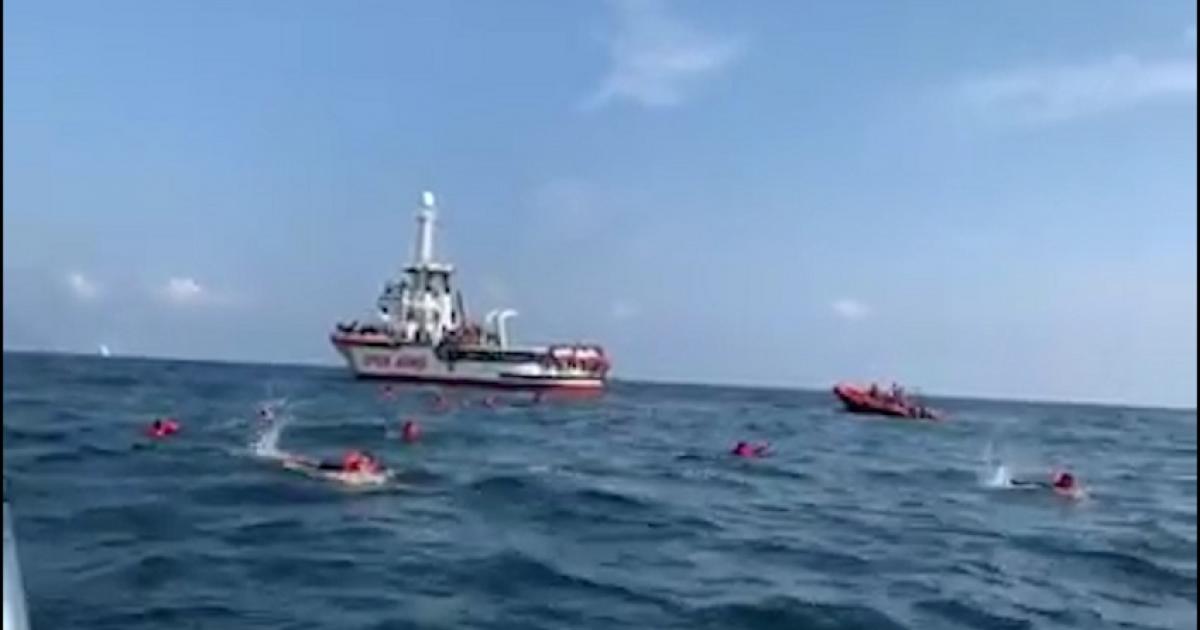 مهاجرون يقفزون من سفينة قبالة صقلية بعد انتظار لأيام في البحر