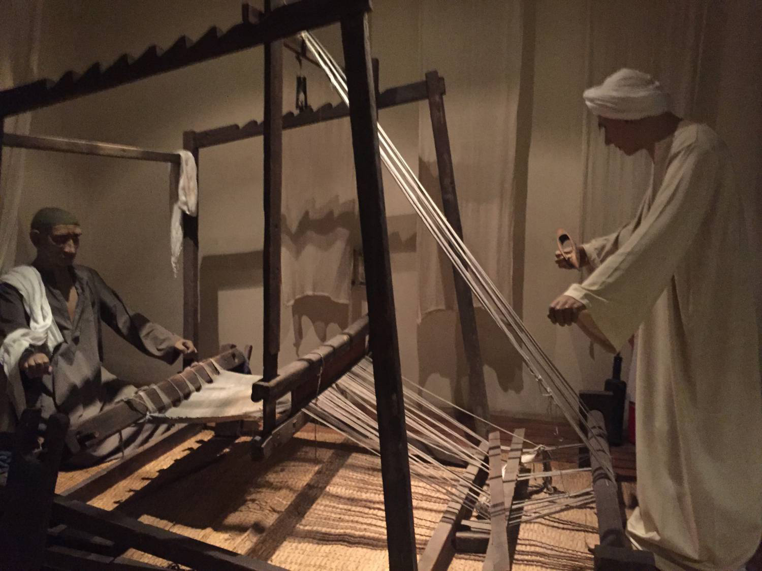 مصريون يحييون صناعة النسيج الفرعونى قرب معابد الأقصر  