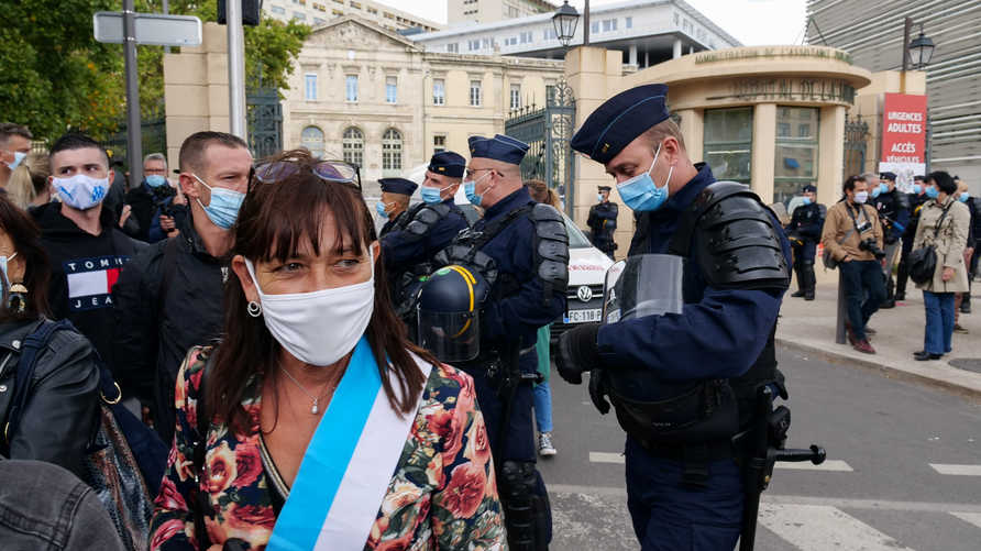 أطباء فرنسيون يطالبون بفرض إجراءات "صارمة" لمواجهة كوفيد-19
