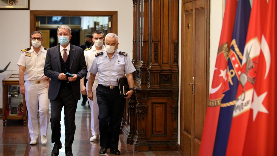 وزير الدفاع التركي:نقف بجانب أذربيجان وعلى أرمينيا وقف هجماتها