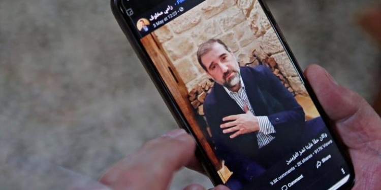 هل سافرت عائلة رامي مخلوف من مطار بيروت بطريقة غير قانونية؟