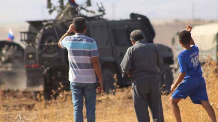 الأهالي يحتجون على دورية روسية وأميركا تعزز قواتها شرق الفرات