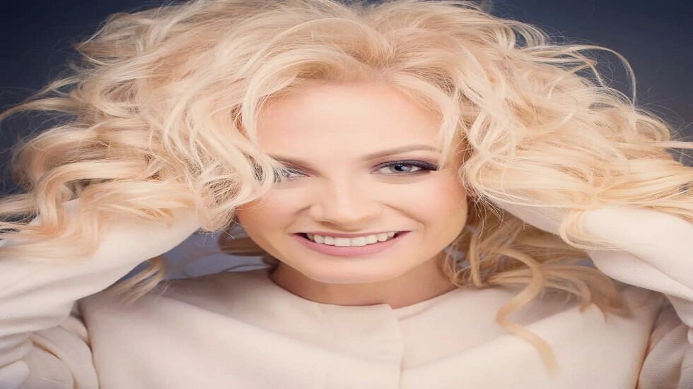 الممثلة بولينا ماكسيموفا تفوز بجائزة في مهرجان "كان" للمسلسلات