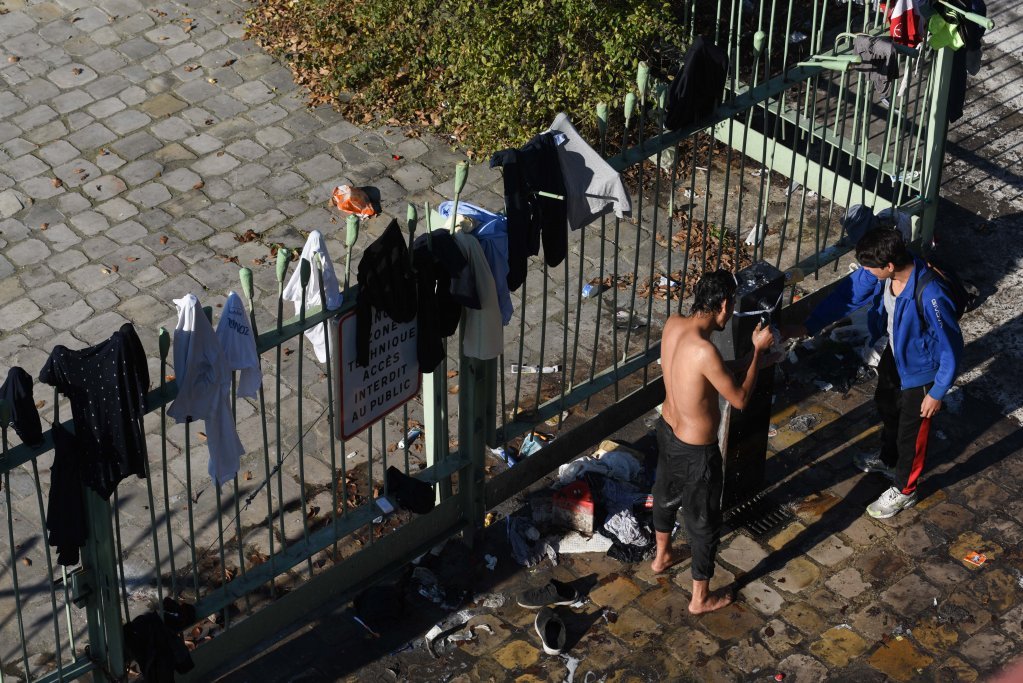 لاجئون بضواحي باريس - مهاجر نيوز