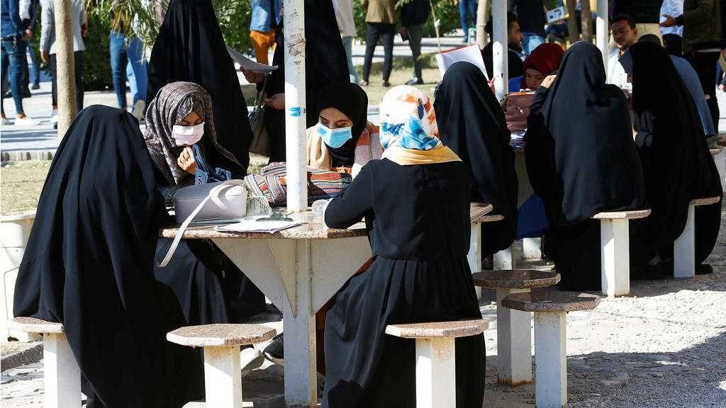 إيران تبحث مقايضة لقاح كورونا بأرصدتها المجمدة بكوريا الجنوبية