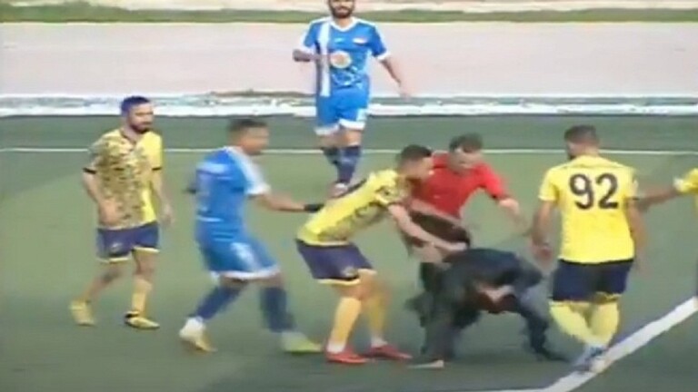 الدوري السوري.. مشجع يقتحم الملعب ويعتدي على الحكم 