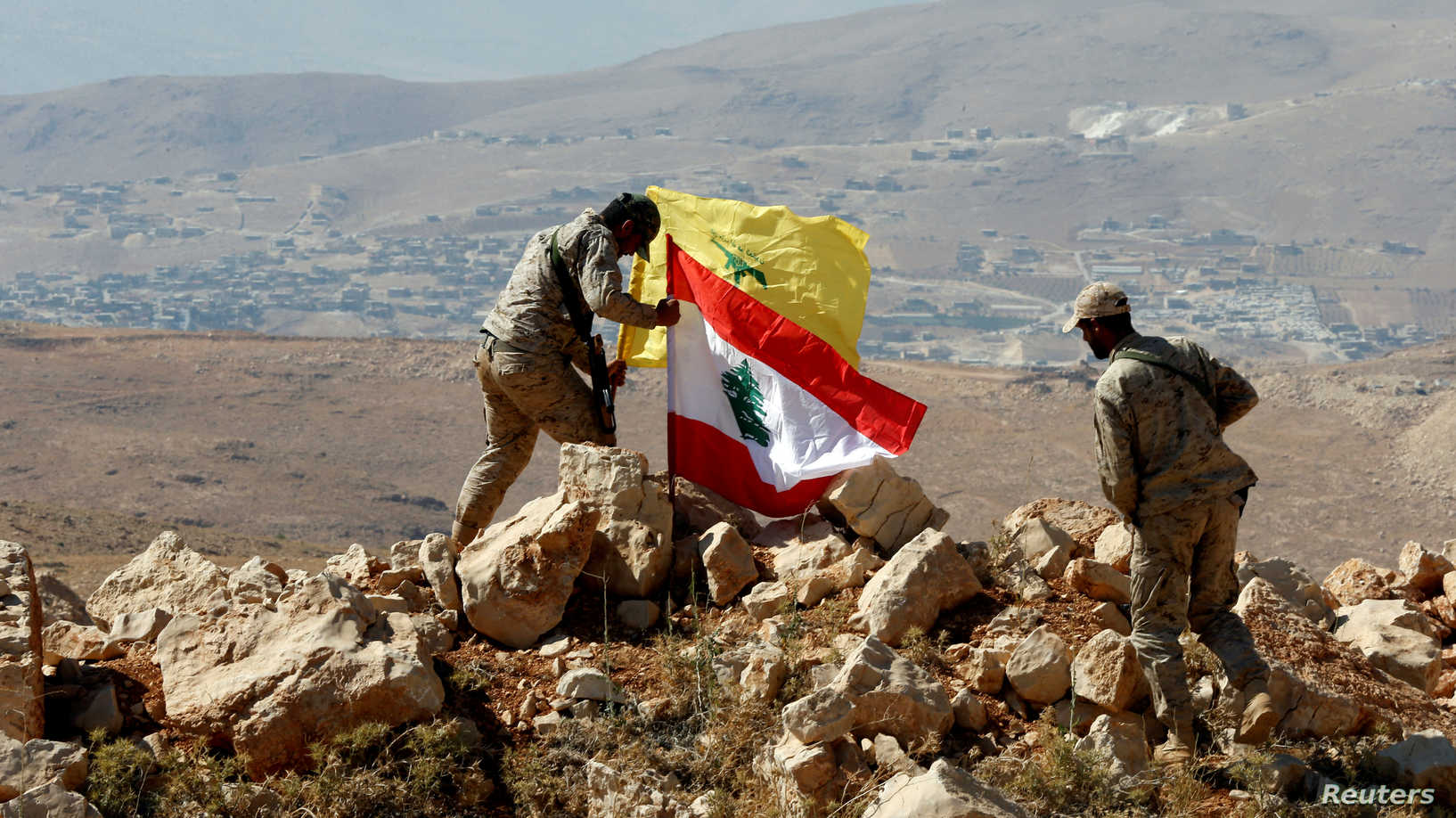 لبنان.. 10 جرحى في انفجار بمستودع وقود على الحدود مع سوريا