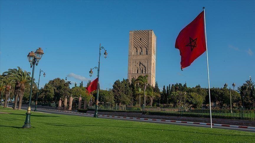 حكاية يتيمة مغربية تصنع السجاد لإكمال دراستها