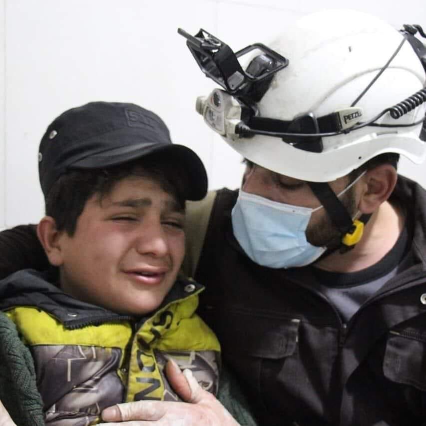 الطفل الذي فقد والده ووالدته بالقصف