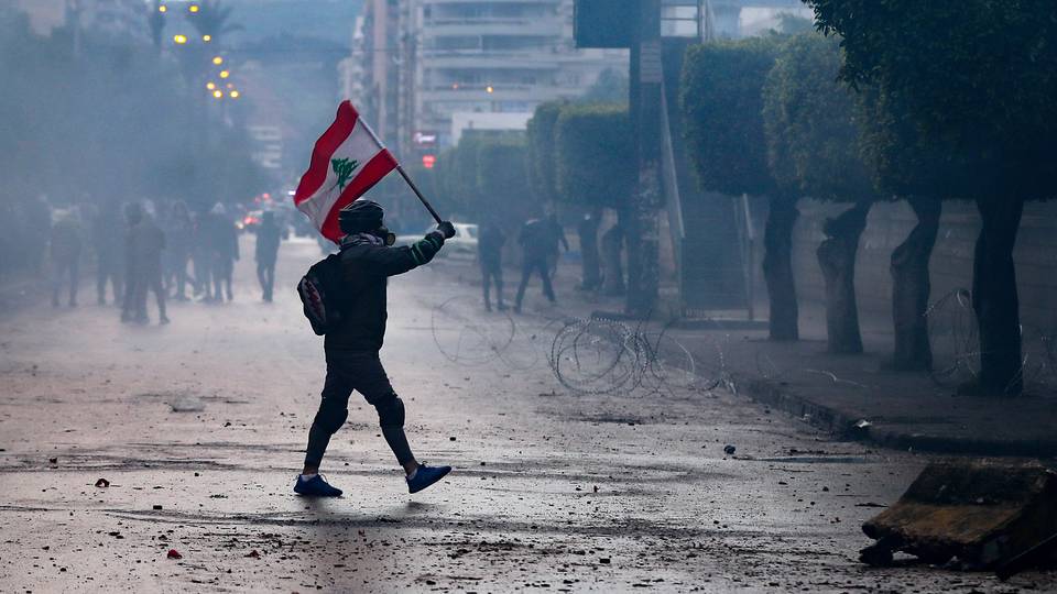    الاقتصاد يشعل الاحتجاج بلبنان واتهام فرنسا بدعم قمع المتظاهرين