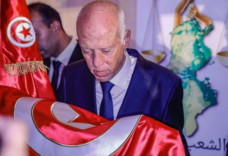 ظرف مشبوه كان موجها للرئيس التونسي وأصاب موظفة بفقدان بصر
