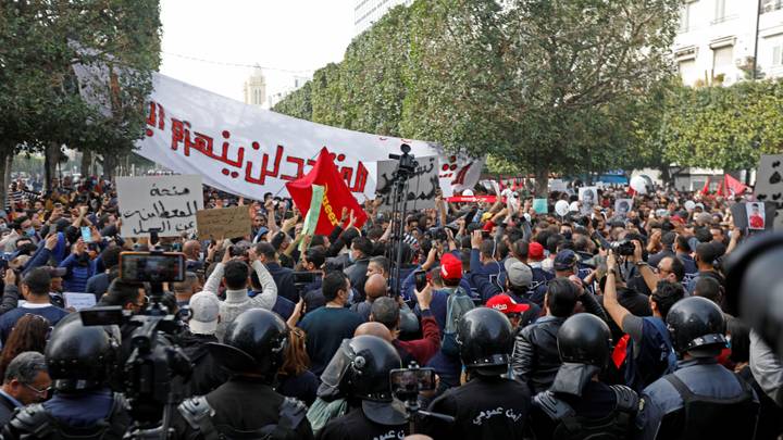 مع ذكرى اغتيال بلعيد..مظاهرات بتونس وتشديد أمني