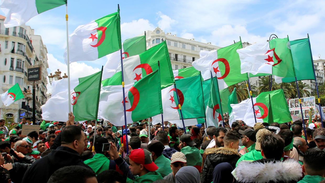 آلاف الجزائريين يتظاهرون بعدة مدن إثر استئناف مسيرات الحراك