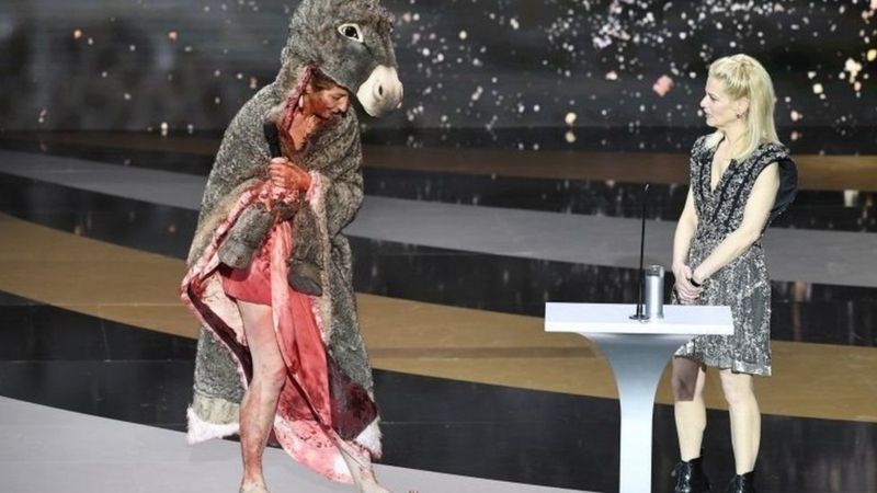 الممثلة الفرنسية كورين ماسيرو تحتج بالظهور عارية في "مهرجان قيصر"