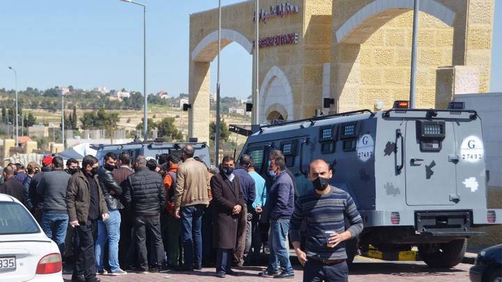 زير الصحة الأردني كان أول الواصلين إلى المستشفى واجتمع بعدد من المسؤولين ثم أعلن استقالته على الهواء مباشرة (مواقع تواصل اجتماعي)