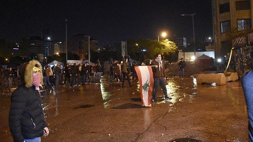 لبنانيون : أزمتنا السياسية والاقتصادية تقودنا نحو المجهول