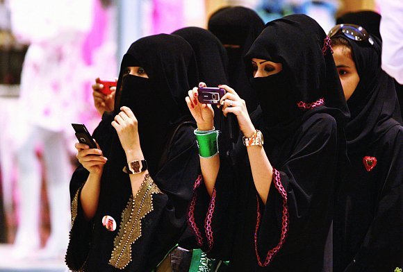 شجار بين شاب وفتاة في الخبر يفجر الجدل بين السعوديين