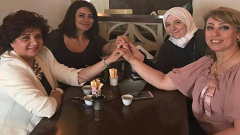 من اليسار  منى غانم وإنصاف سليطين وأسماء كفتارو ورابعة غير معروفة من ضمن نساء المجتمع المدني الذي شكلة ديمستورا