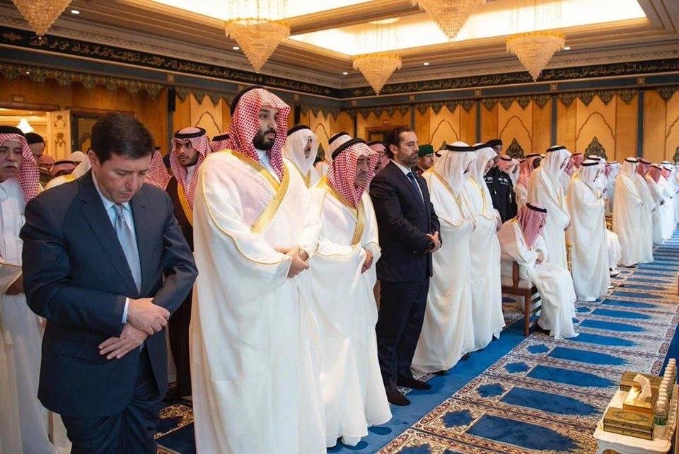 باسم عوض الله يصلي العيد بجانب ولي العهد السعودي محمد بن سلمان (وسائل التواصبل)